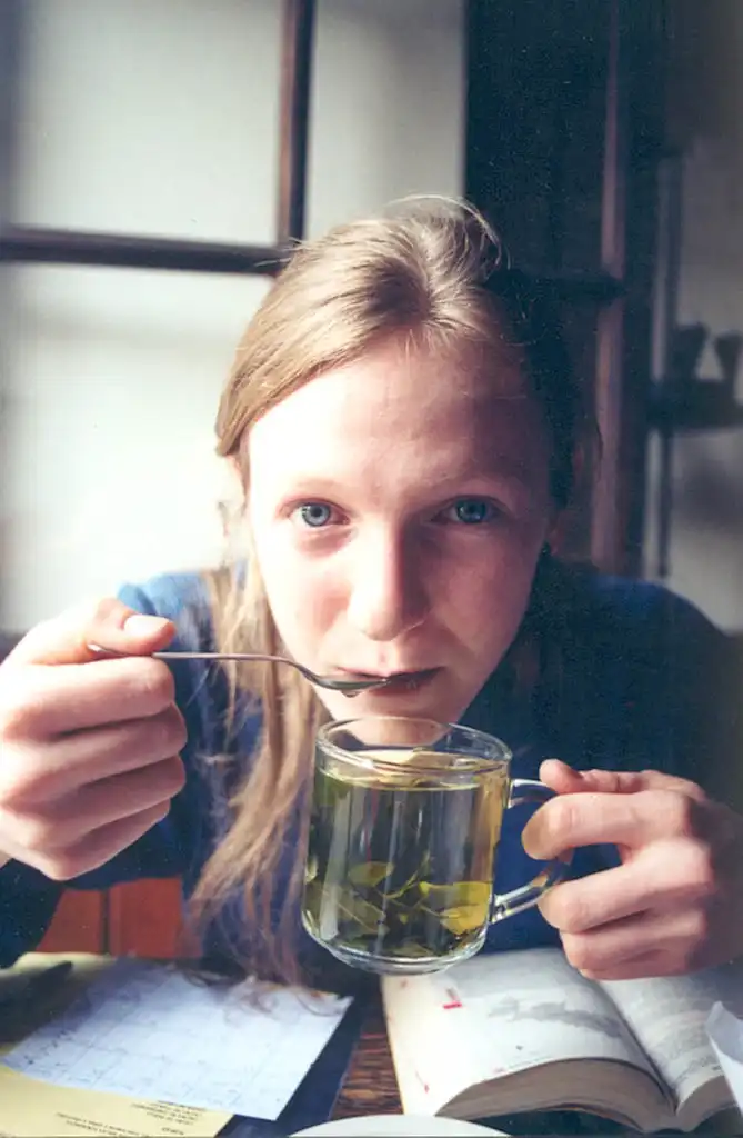 Turista Con Mate De Coca Para Prevenir El Soroche En Cusco