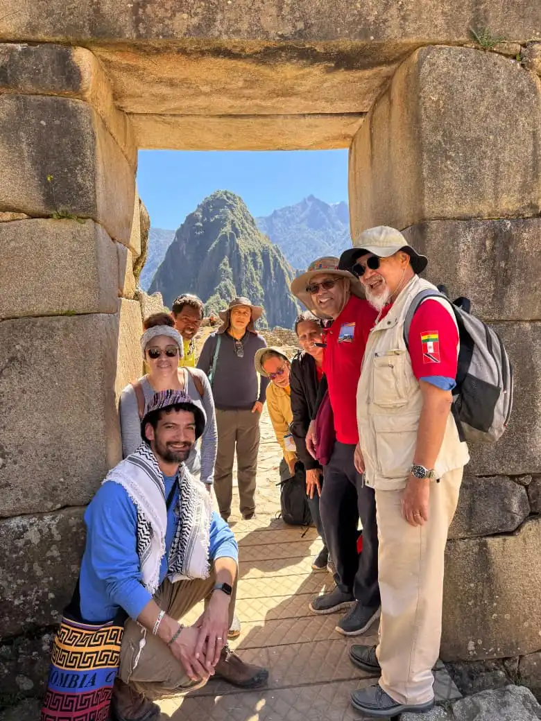 Turistas Felices En Machu Picchu